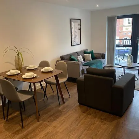 Luxury 2 Bedroom & 2 Bathroom Apartment *